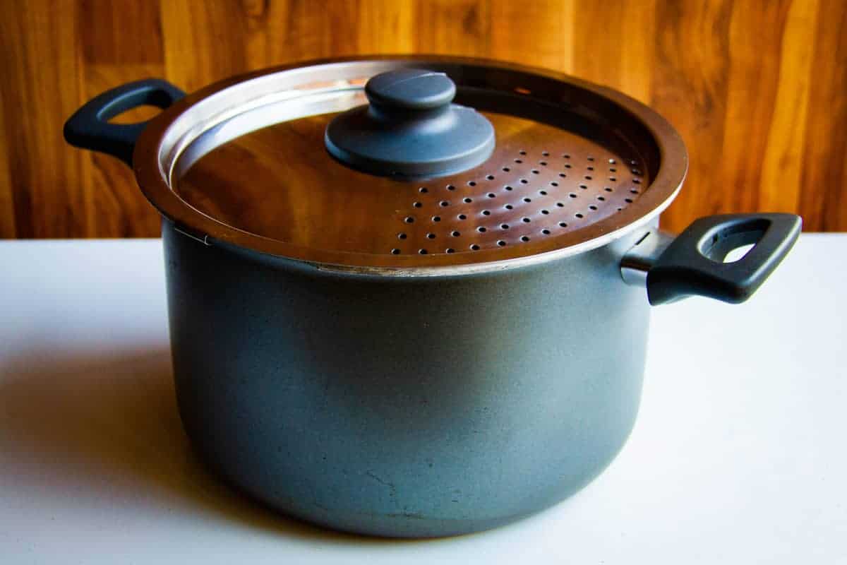 The ultimate pot for popcorn making with a colander lid.