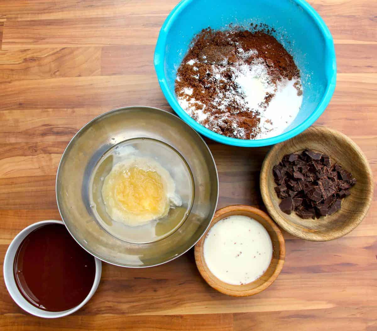Five bowls of the different brownie ingredients