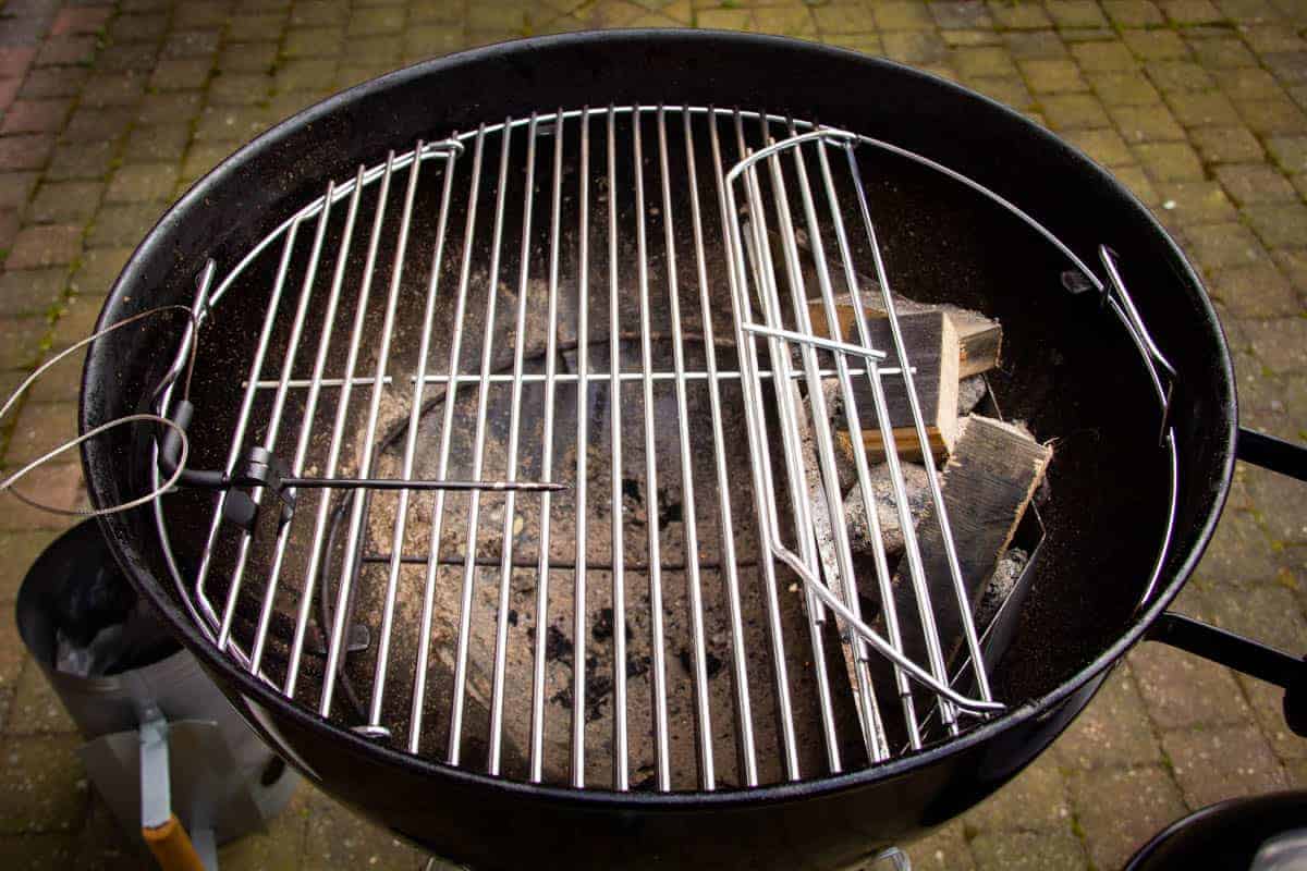 weber-bbq-set-up-with-wood-chunks