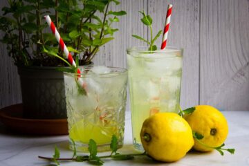 Limoncello-spritz-in-two-glasses-with-paper-straws