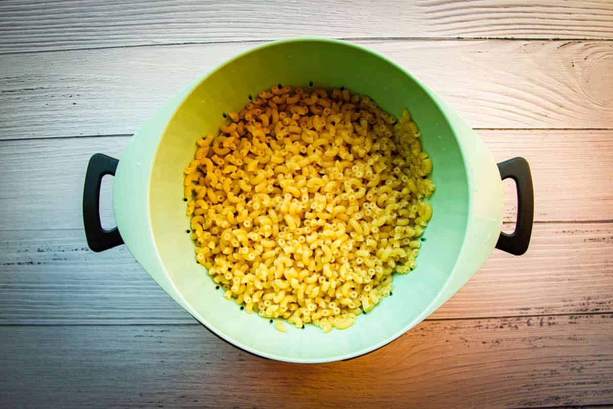 rinsed-macaroni-in-a-colander.