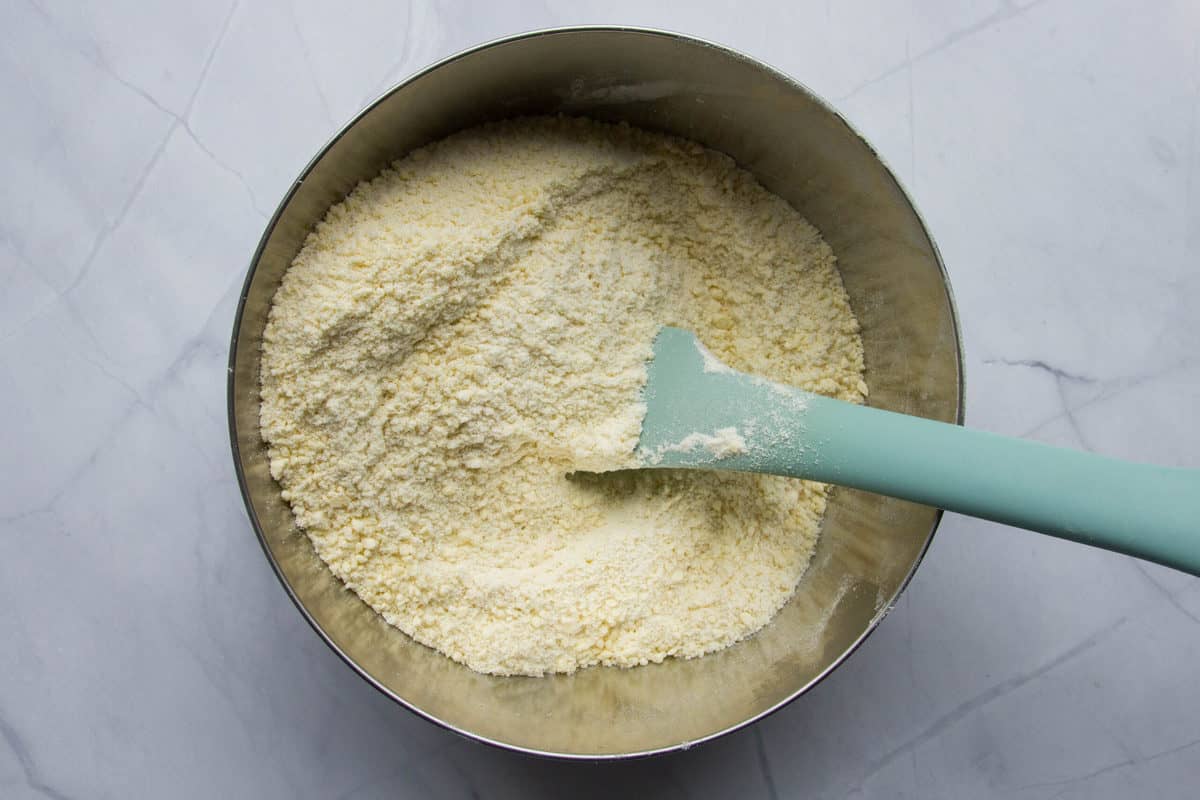 The pulsed butter and flour in a bowl.