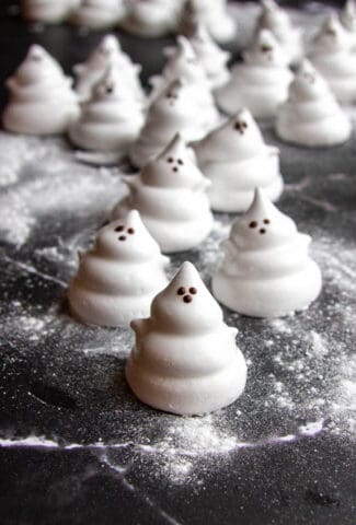 Mini marshmallow ghosts standing together.