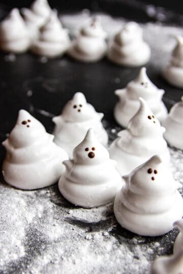 Mini marshmallow ghosts standing together.