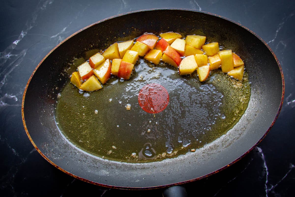 Frying the apples in butter.