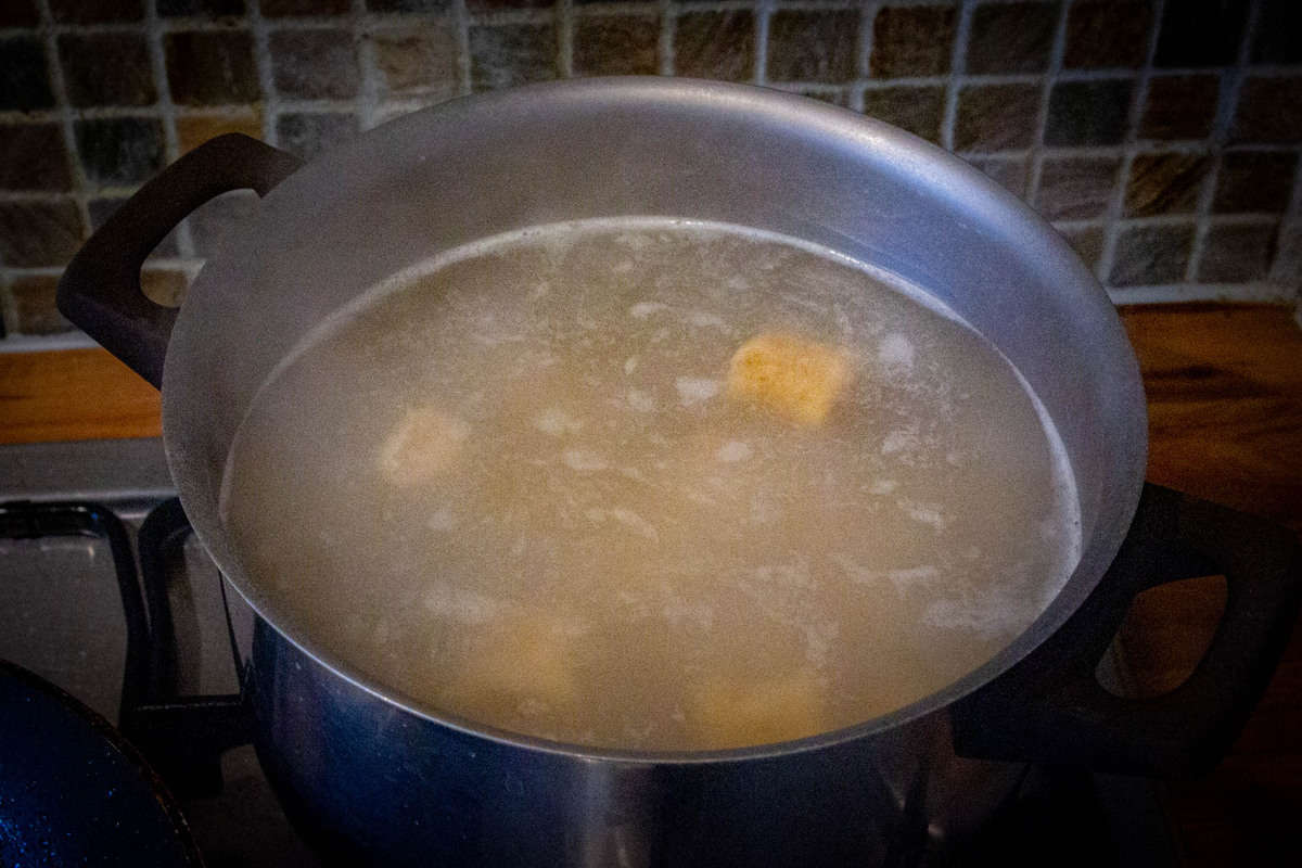 Boiling the gnocchi.