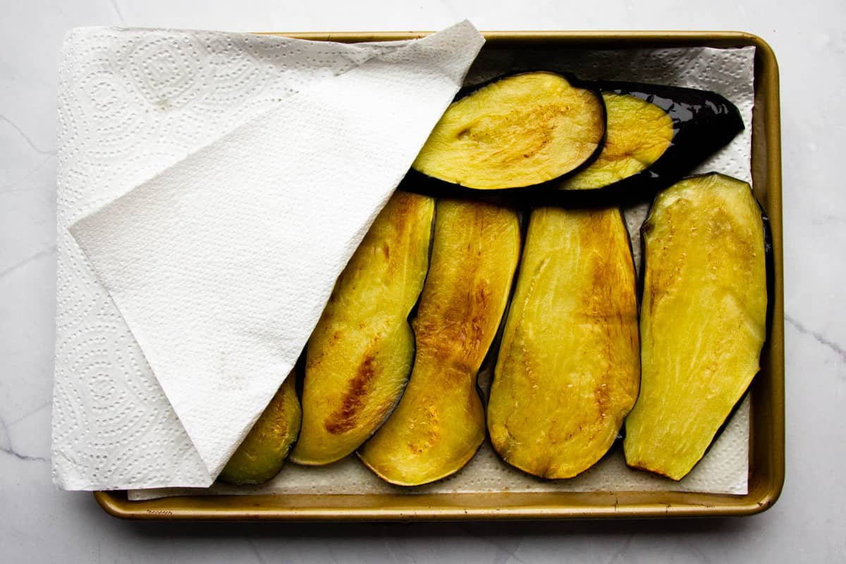 The fried eggplant slices on paper towel.