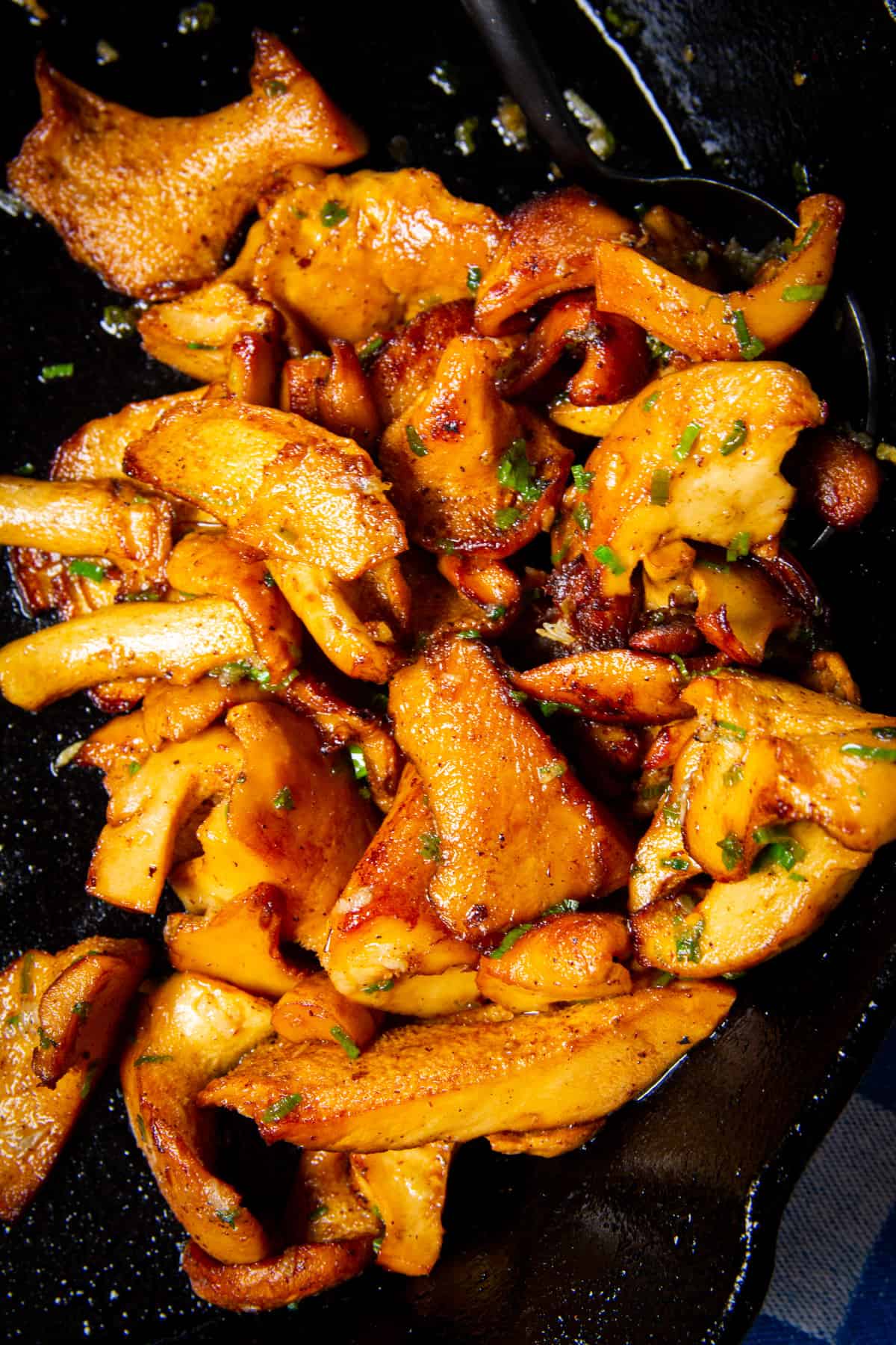 Cooked sweet tooth mushrooms in the pan.