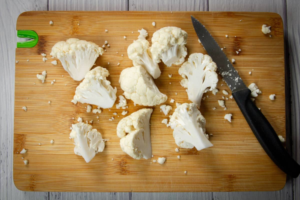 How to cut cauliflower on a board with a knife.