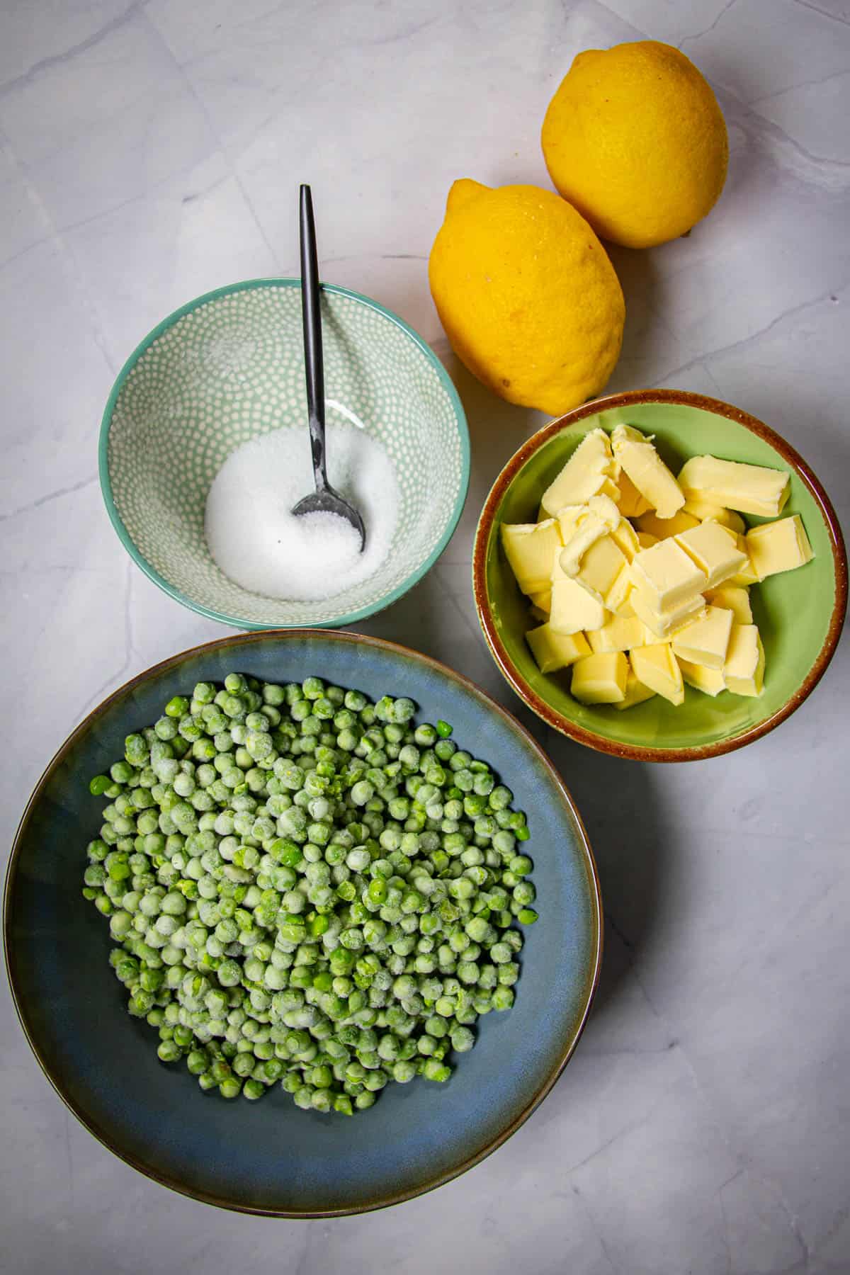 All the ingredients needed for this pea puree on the table.