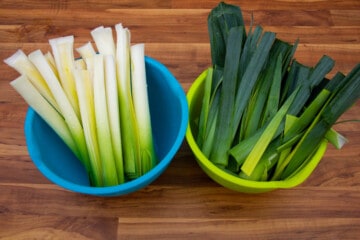 The leeks separated in two bowls.